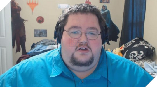 Nam streamer Twitch đú trend meta ở trần nhưng mà nó lạ lắm