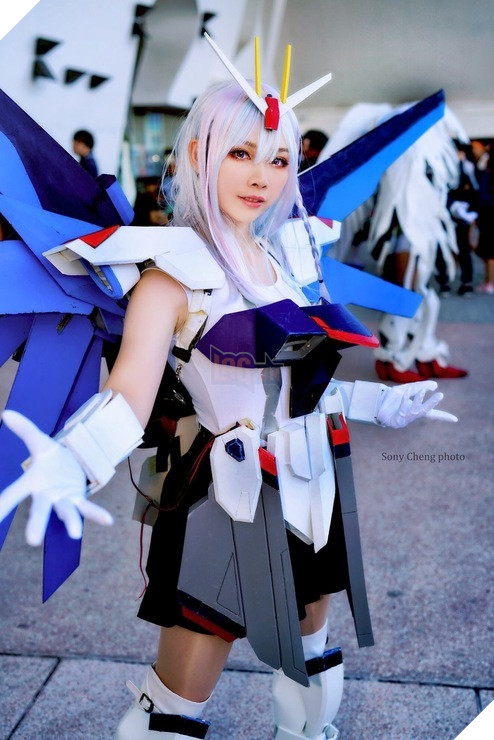 gái xinh cosplay gundam