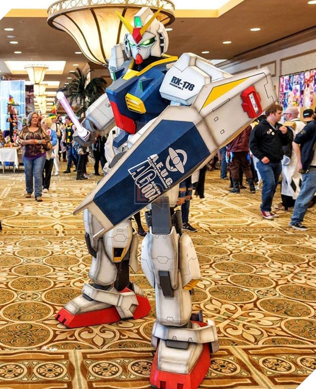 hóa trang người máy gundam