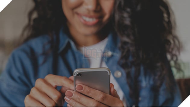 A person holding a phoneDescription automatically generated