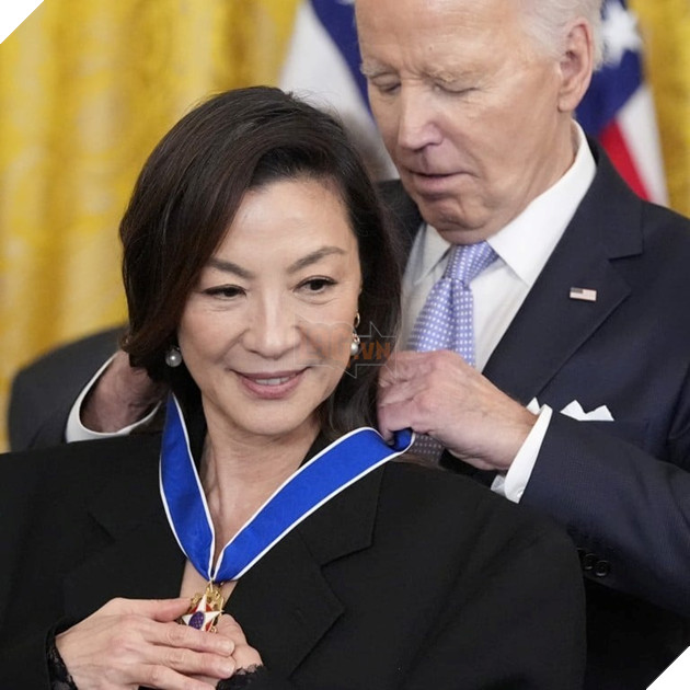 Nữ Diễn Viên Dương Tử Quỳnh Nhận Huân Chương Tự Do Từ Tổng Thống Joe Biden 3