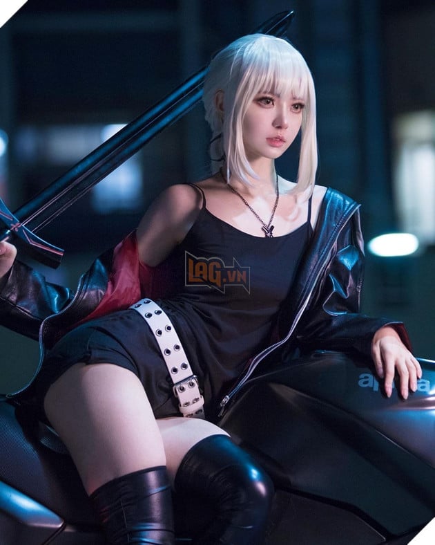 Nữ cosplay chấp nhận bị cháy nắng để hóa thân thành mỹ nữ của Genshin Impact