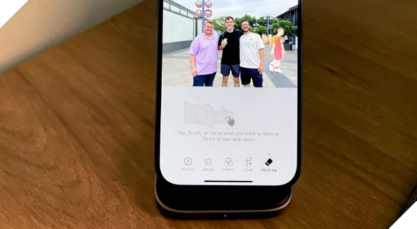 Apple giải thích lý do vì sao cách tiếp cận chỉnh sửa ảnh bằng AI của mình lại khác với các đối thủ khác