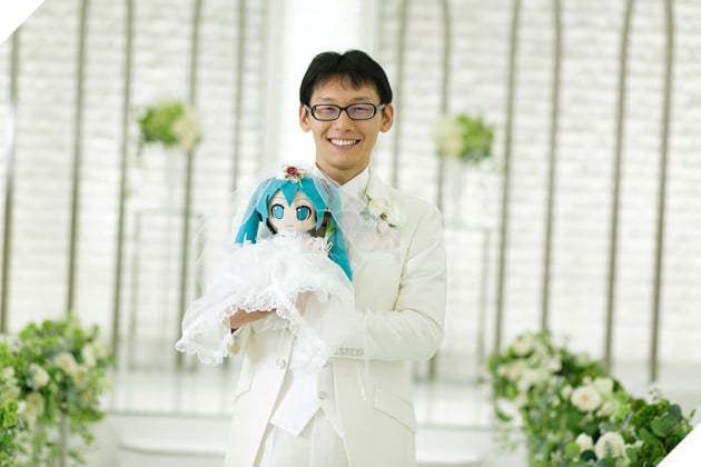 Akihiko Kondo Kỷ Niệm 6 Năm Ngày Cưới Với Miku Hatsune, Được Khen Ngợi Vì Tình Cảm Chung Thủy