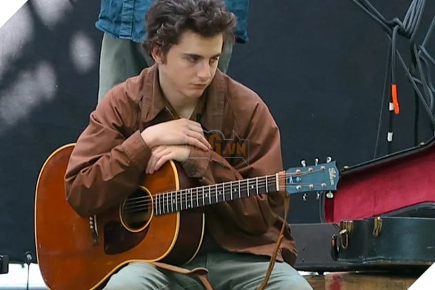 Timothée Chalamet Gây Ấn Tượng Khi Tái Hiện Phong Cách Của Nghệ Sĩ Huyền Thoại Bob Dylan