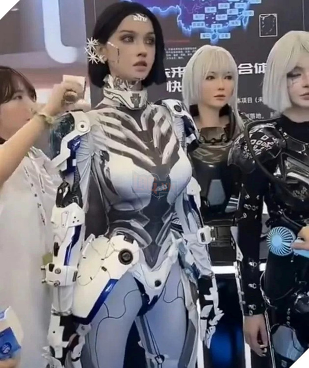 Sự kiện thuê hot girl giả làm robot để rồi dẫn đến những hình huống khó đỡ
