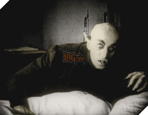 Đạo Diễn Phim Nosferatu Giải Thích Lý Do Nhân Vật Bá Tước Ma Cà Rồng Orlok Uống Máu Từ Ngực 3