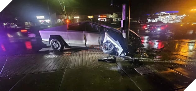 Tesla Cybertruck đâm