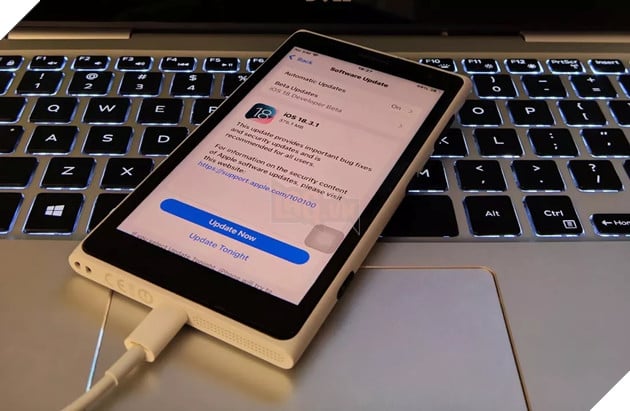 Modder biến Nokia Lumia 1020 thành iPhone SE 3 chạy iOS 4