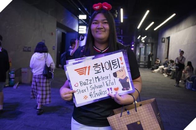 VALORANT Masters Bangkok 2025: Muôn Kiểu Fan-Sign Cổ Vũ Các Đội Tuyển 6