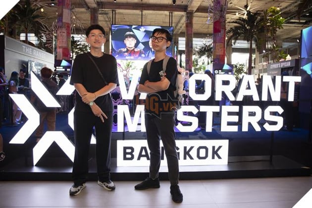 VALORANT Masters Bangkok 2025: Hai Bạn Trẻ May Mắn Hòa Chung Niềm Vui Với Người Hâm Mộ