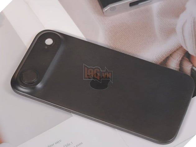 Rò rỉ ảnh thực tế iPhone 17 Air, thiết kế siêu mỏng lấn át iPhone 16 Plus 2