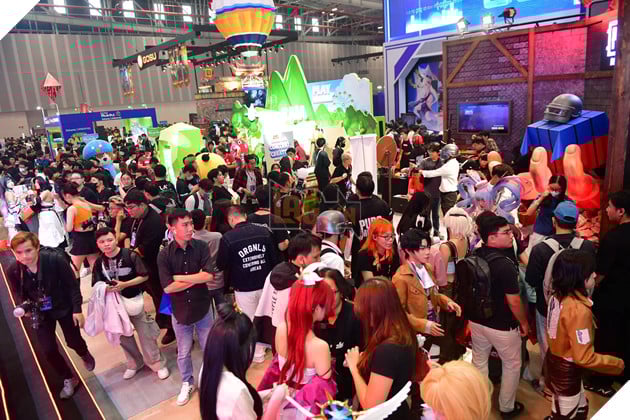 Đông đảo các bạn trẻ đến với booth của VNGGames