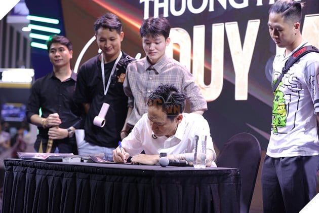 Ca sĩ Duy Mạnh giao lưu ký tặng người hâm mộ