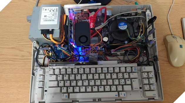 Các phần cứng của PC được nhét vào hộp mấy đánh chữ một cách kỹ lưỡng.