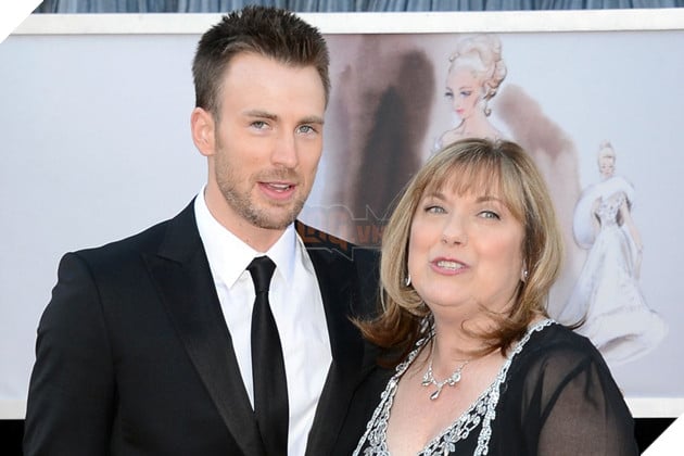 Chris Evans Vắng Mặt Tại Liên Hoan Phim Cannes Để Dự Sinh Nhật Mẹ 70 Tuổi 2