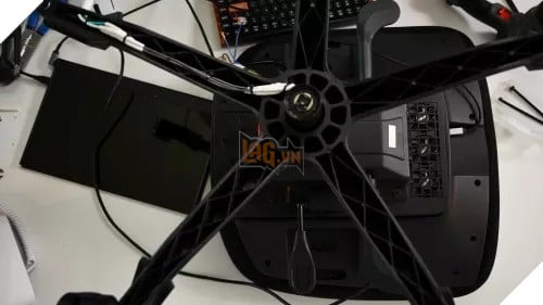Các linh kiện ITX được tích hợp gọn dưới ghế văn phòng