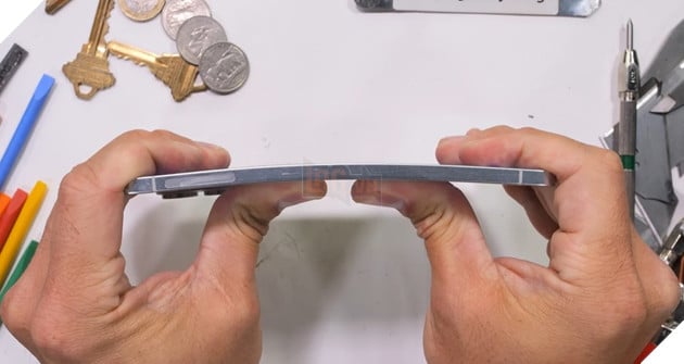 Galaxy S25 Edge không chỉ gây ấn tượng với thiết kế mỏng nhẹ mà còn chứng tỏ độ bền đáng kinh ngạc