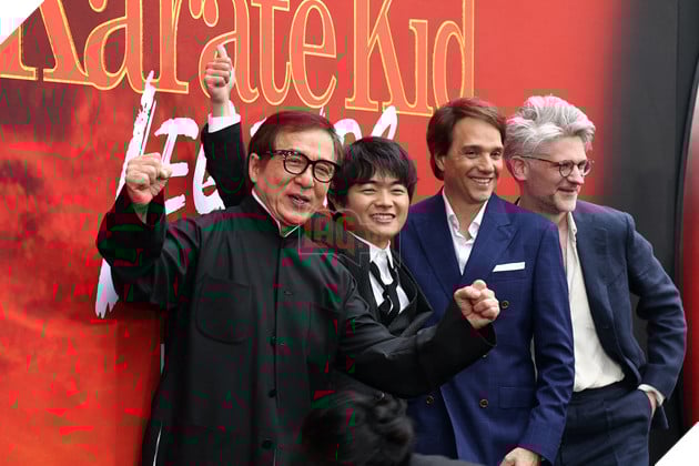 Thành Long và đoàn phim Karate Kid: Legends trong buổi ra mắt tác phẩm ở New York.