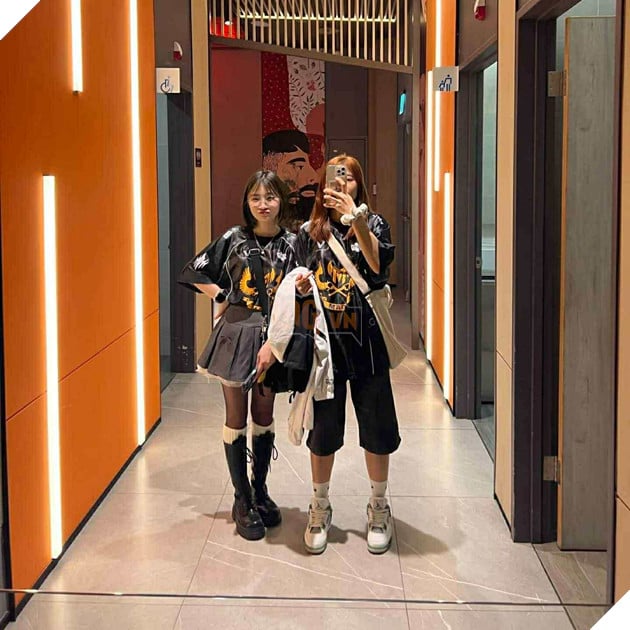 Huyền Trang (trái) gửi lời động viên đến GAM Esports và Kiaya