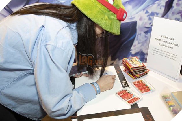 Người hâm mộ làm Fan-sign cổ vũ đội tuyển