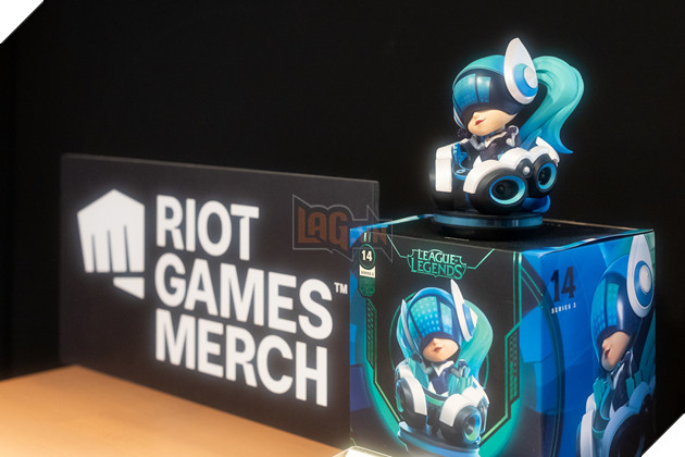 Người hâm mộ đến theo dõi có thể mua quà lưu niệm