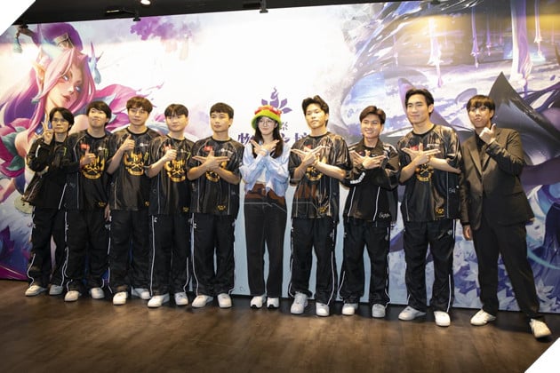 Khu vực sảnh chờ rộng rãi cho người hâm mộ giao lưu với đội tuyển