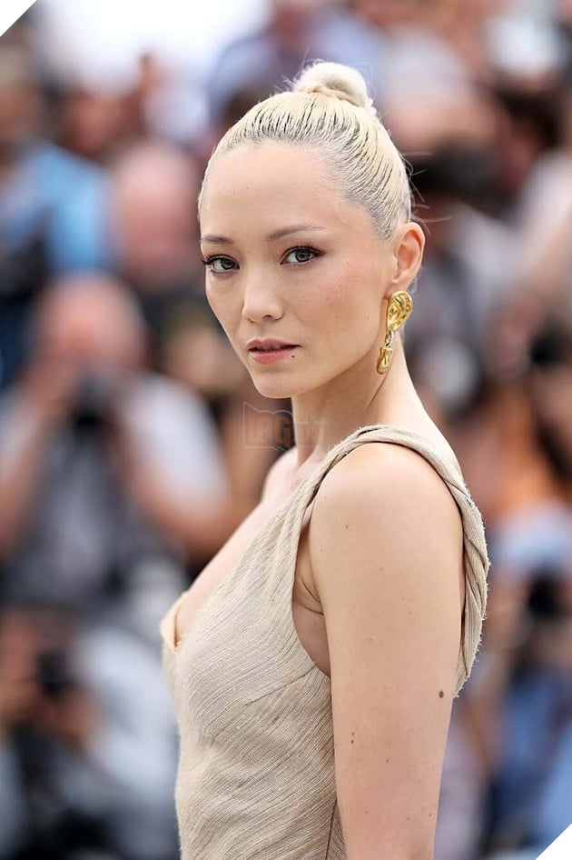 Pom Klementieff thủ vai Paris, nhân vật có cú chuyển mình đầy bất ngờ, từ đối thủ trở thành đồng minh của Ethan Hunt (Tom Cruise đóng)