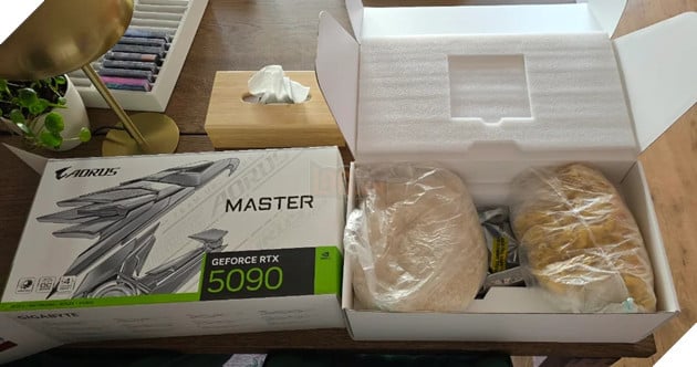 gạo và thực phẩm được đặt trong hộp card Aorus Master RTX 5090