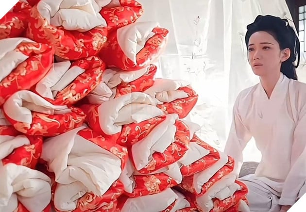 Hình ảnh người mẹ ngồi bên 99 đứa con gây sốc trong bộ phim.