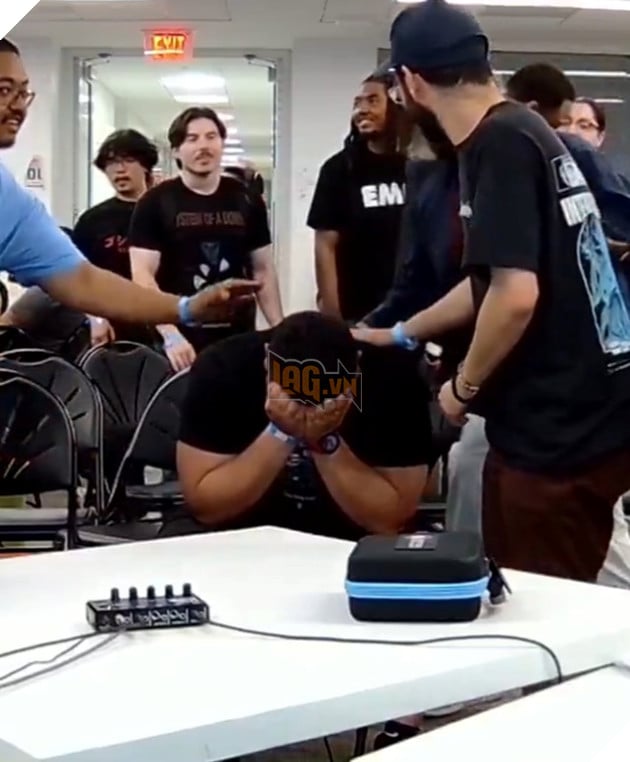 Ăn mừng vô địch quá trớn, nam game thủ khiến một chiếc PS5 bay khỏi bàn