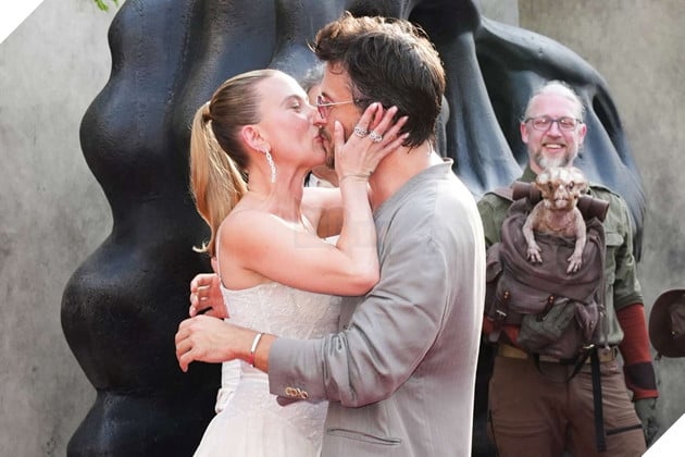 Jonathan Bailey và Scarlett Johansson 