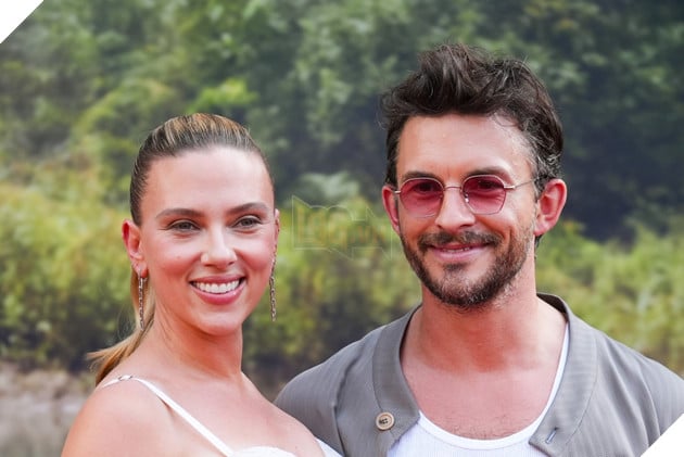 Jonathan Bailey và Scarlett Johansson