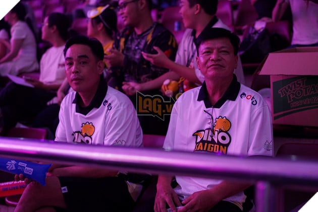 Bố (phải) và chú của Bie cổ vũ cho Saigon Dino