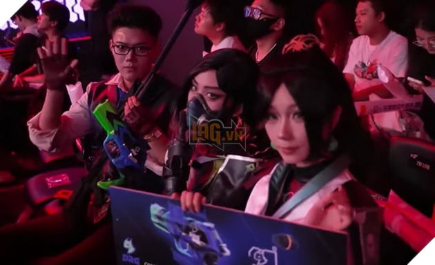 Flashing Fangirl là gì? Từ định nghĩa tiêu cực đến phong trào người hâm mộ mới 4