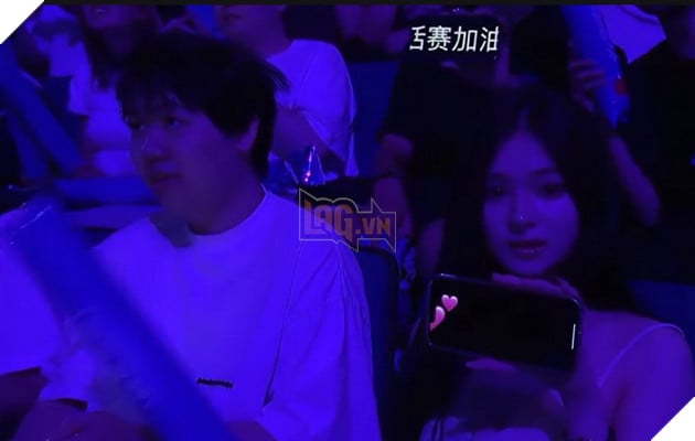 Flashing Fangirl là gì? Từ định nghĩa tiêu cực đến phong trào người hâm mộ mới 3