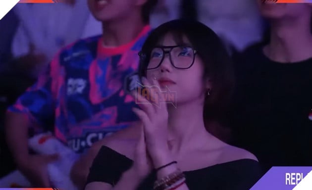 Flashing Fangirl là gì? Từ định nghĩa tiêu cực đến phong trào người hâm mộ mới 2