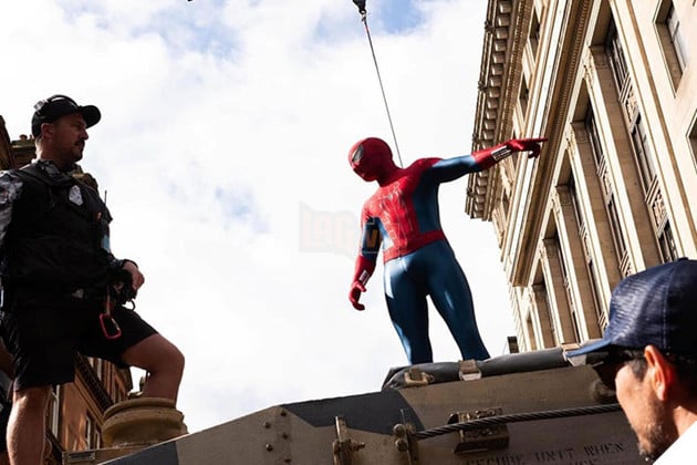 Hình ảnh nam diễn viên Tom Holland trong trang phục Spider-Man