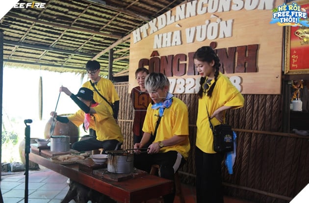 Các KOLs Free Fire được trải nghiệm và học hỏi quy trình làm bánh kẹp cuốn tại Cần Thơ