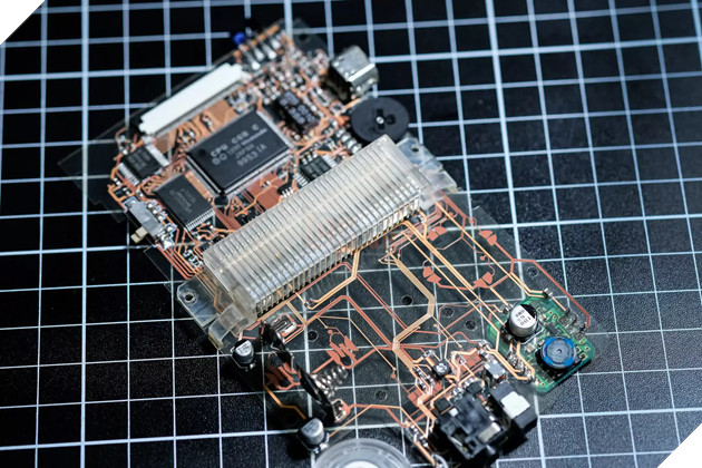 Game Boy Color với bo mạch trong suốt: Đỉnh cao mới của trào lưu mod máy retro