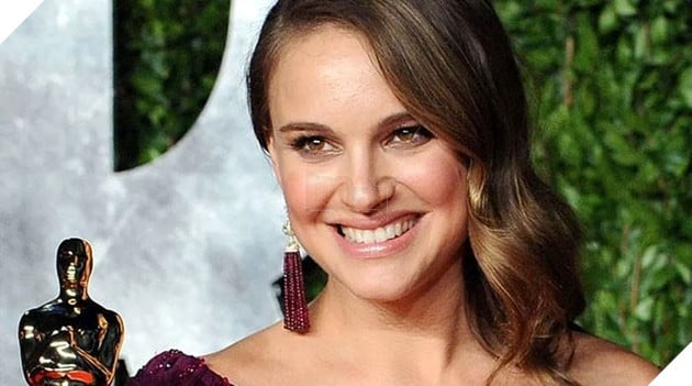 Hình ảnh nữ diễn viên Natalie Portman khi nhận giải thưởng danh giá Oscar.