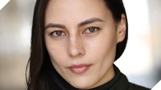 Noemie Nakai thủ vai Miss Roth, một trong những nhân vật đồng hành với James Bond