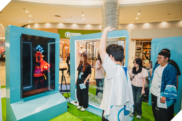 Người tham dự trải nghiệm công nghệ thực tế ảo AR tại Sky Kids Playground