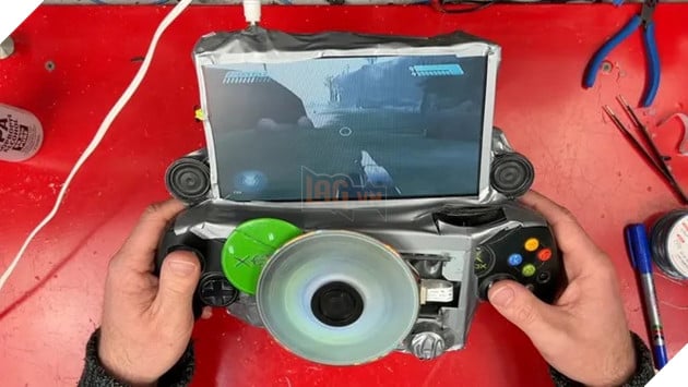 YouTuber độ thành công Xbox cổ thành máy chơi game cầm tay, pin chỉ trụ được gần 10 phút