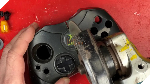 YouTuber độ thành công Xbox cổ thành máy chơi game cầm tay, pin chỉ trụ được gần 10 phút 2