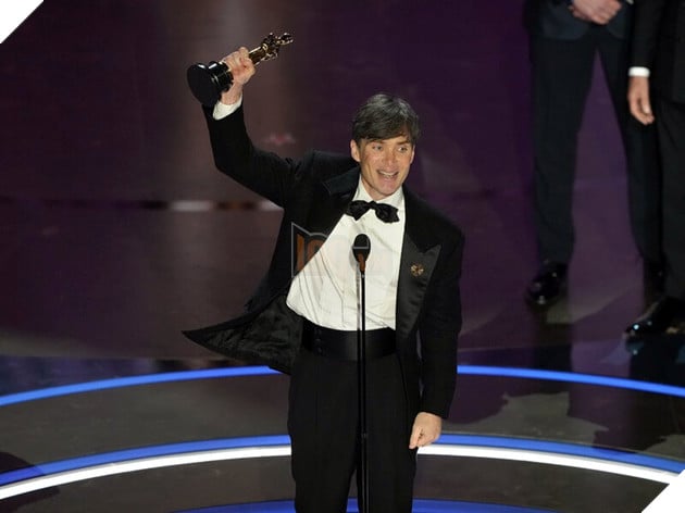 Nam diễn viên Cillian Murphy với giải thưởng Oscar qua phim Oppenheimer.