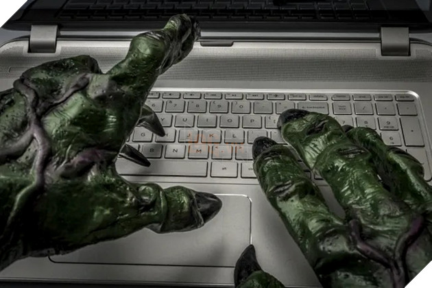 Cảnh Sát Greater Manchester Đình Chỉ Đặc Quyền Làm Việc Tại Nhà Sau Vụ Gian Lận Phím Bàn