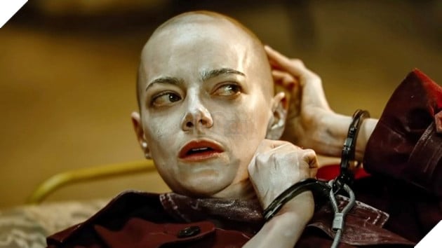 Tạo hình cạo trọc đầu của sao nữ Emma Stone trong bộ phim Bugonia.