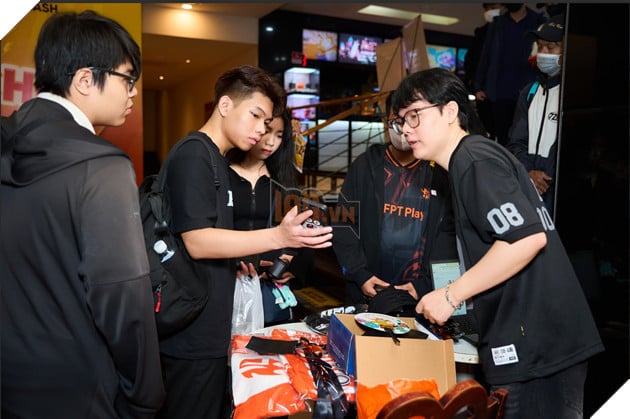 Booth Team Flash Shop với hàng loạt merchandise xịn sò của đội tuyển