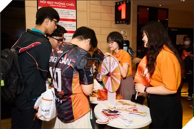 Các "Chớp Con" có thể dán cường lực miễn phí tại Booth FASTCARE